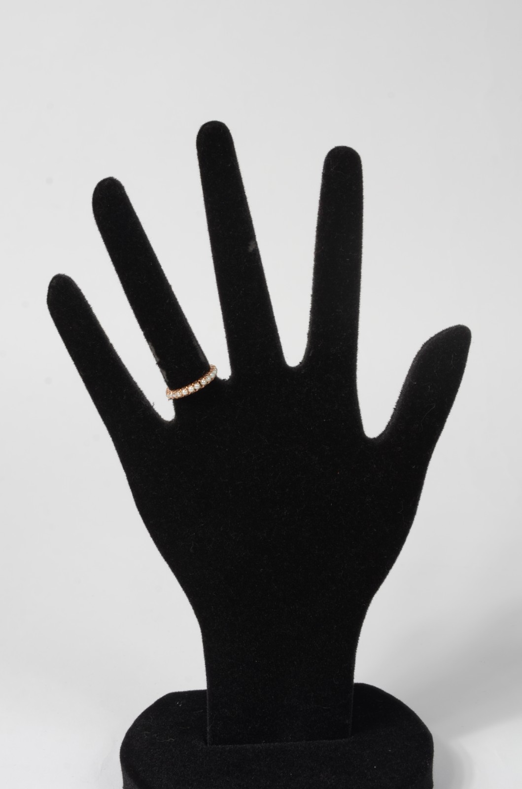 Aliança completa de ouro 18 k., cravejada com mini perolas. Aro 12... - foto 4 de 5