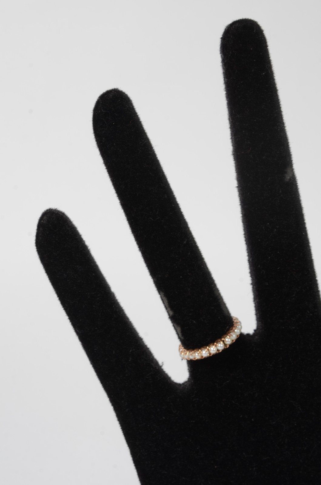 Aliança completa de ouro 18 k., cravejada com mini perolas. Aro 12... - foto 5 de 5