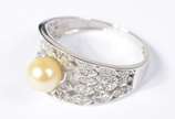 Anel de ouro branco cravejado com brilhantes e ... - Anel de ouro branco cravejado com brilhantes e perola central. Aro 9. (Por motivos de segurança a peça não se encontra na loja).