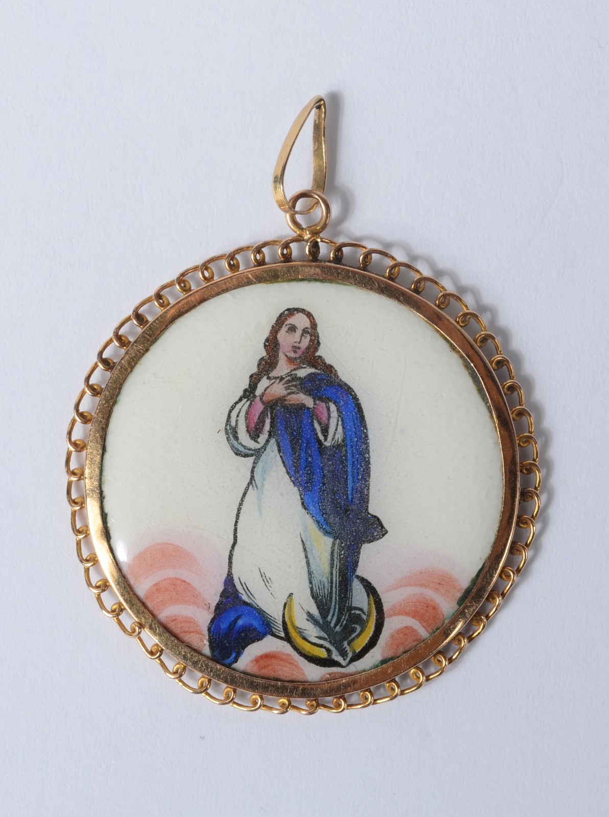 Pendente de Nossa da Conceição de ouro 18 k., e esmalte. (Por motivos... - foto 1 de 2