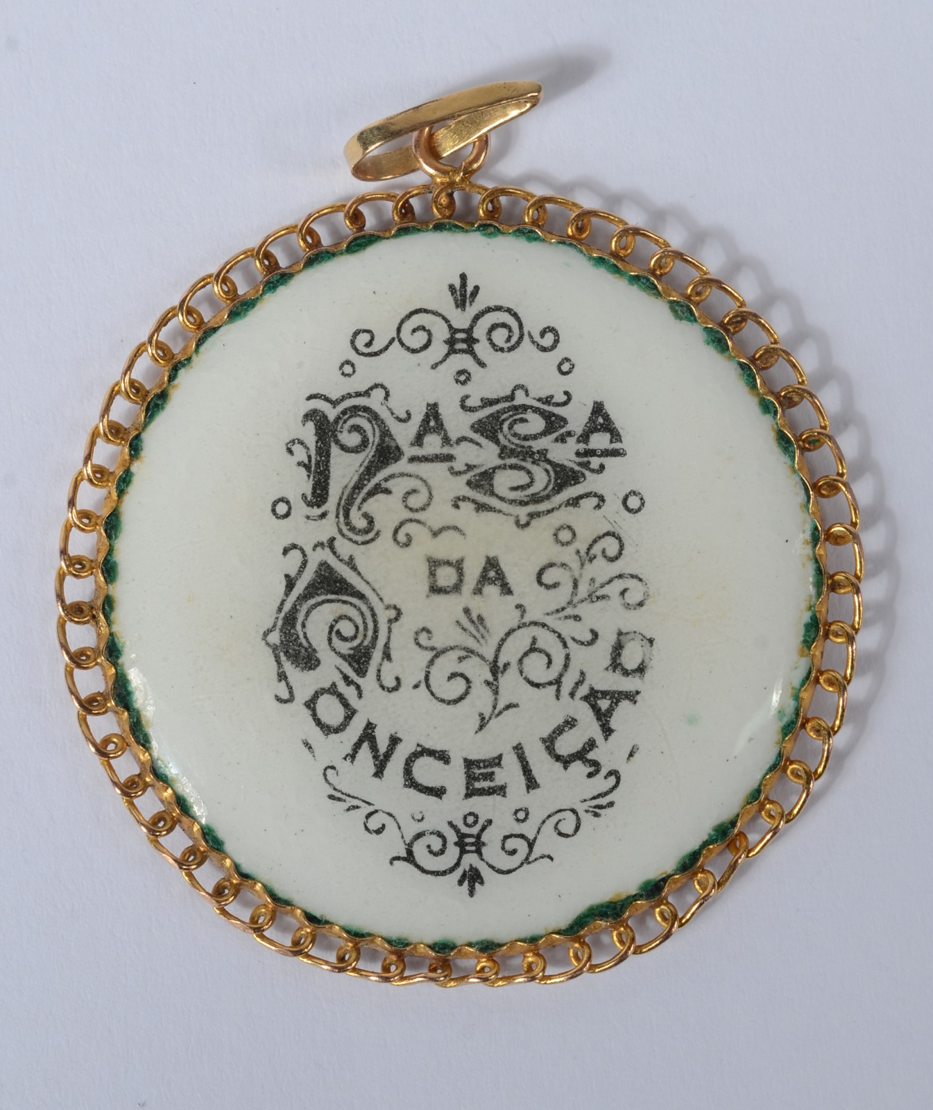 Pendente de Nossa da Conceição de ouro 18 k., e esmalte. (Por motivos... - foto 2 de 2