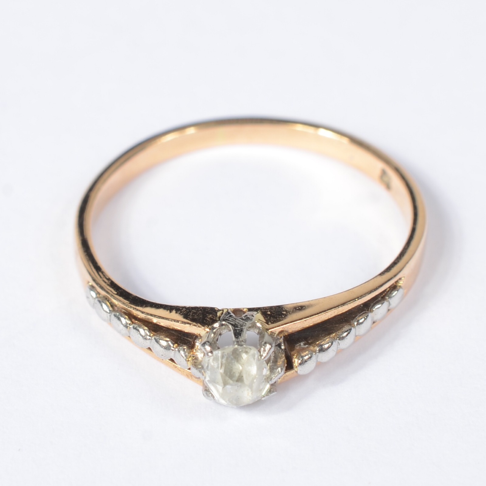 Anel de ouro 18 k., com brilhante de 0,15 ct. Aro 15. (Por motivos de... - foto 1 de 6