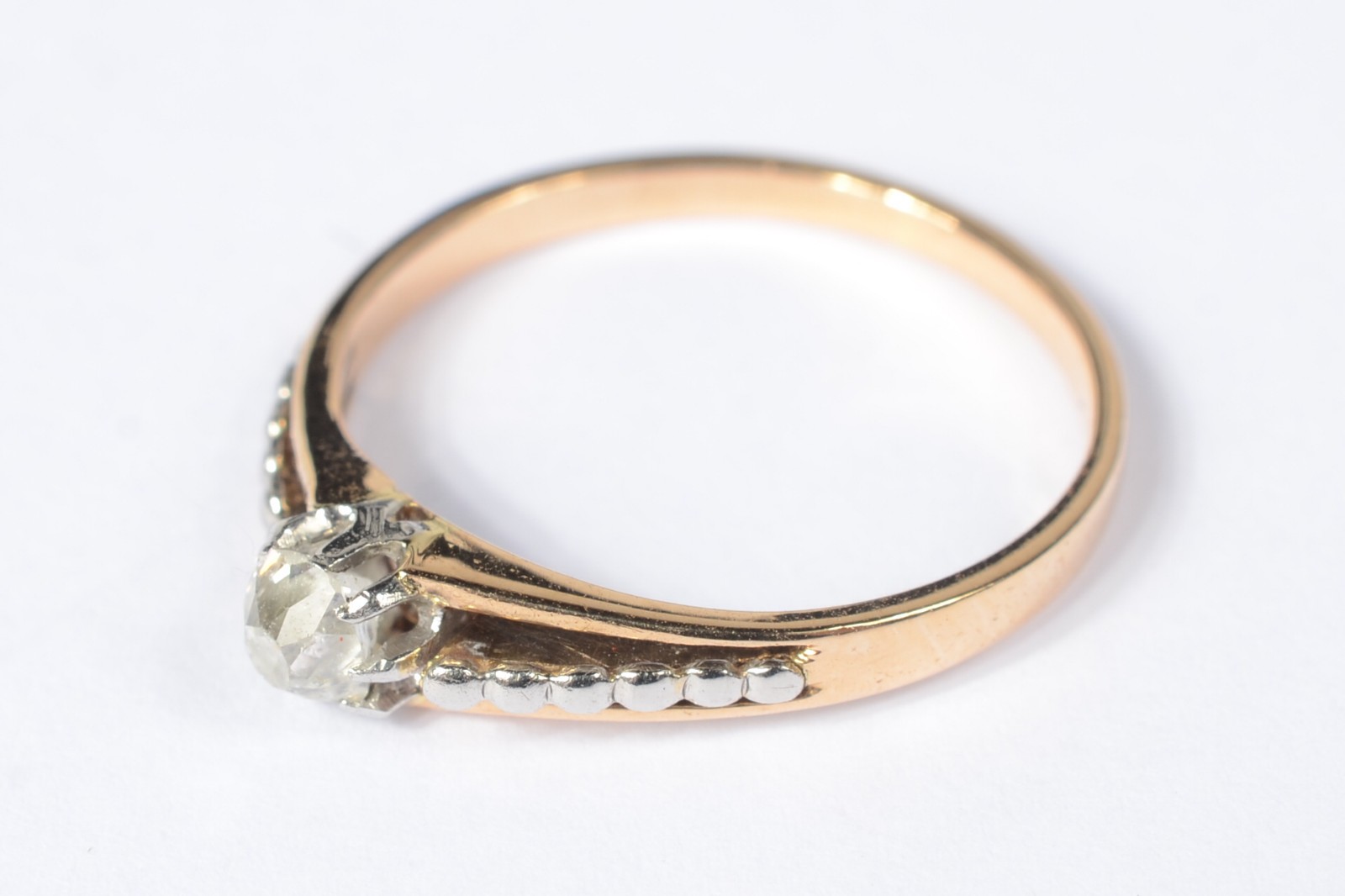 Anel de ouro 18 k., com brilhante de 0,15 ct. Aro 15. (Por motivos de... - foto 2 de 6