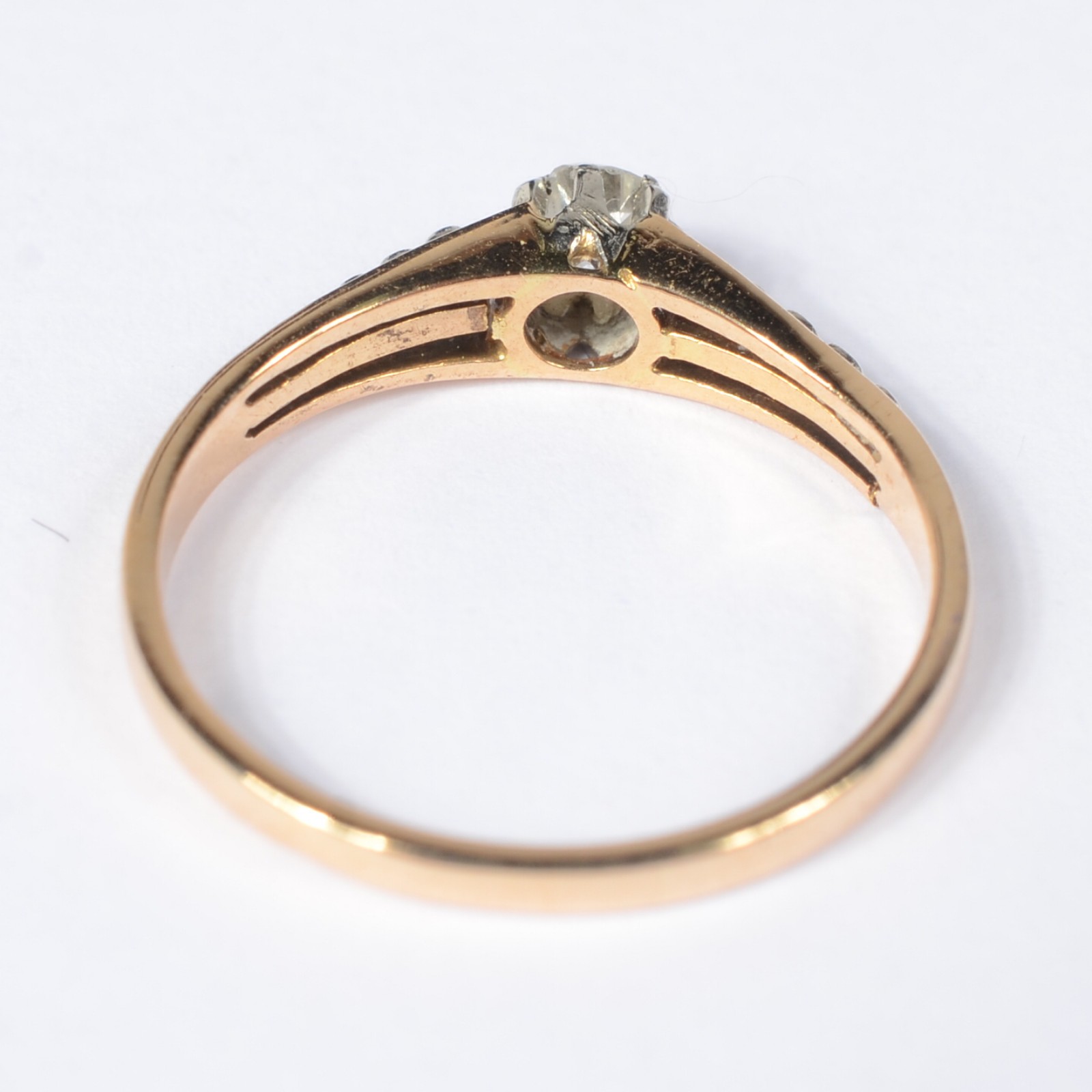Anel de ouro 18 k., com brilhante de 0,15 ct. Aro 15. (Por motivos de... - foto 3 de 6
