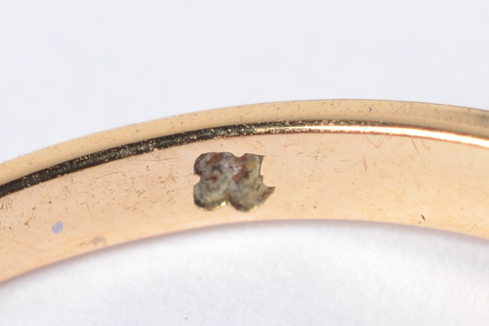 Anel de ouro 18 k., com brilhante de 0,15 ct. Aro 15. (Por motivos de... - foto 4 de 6