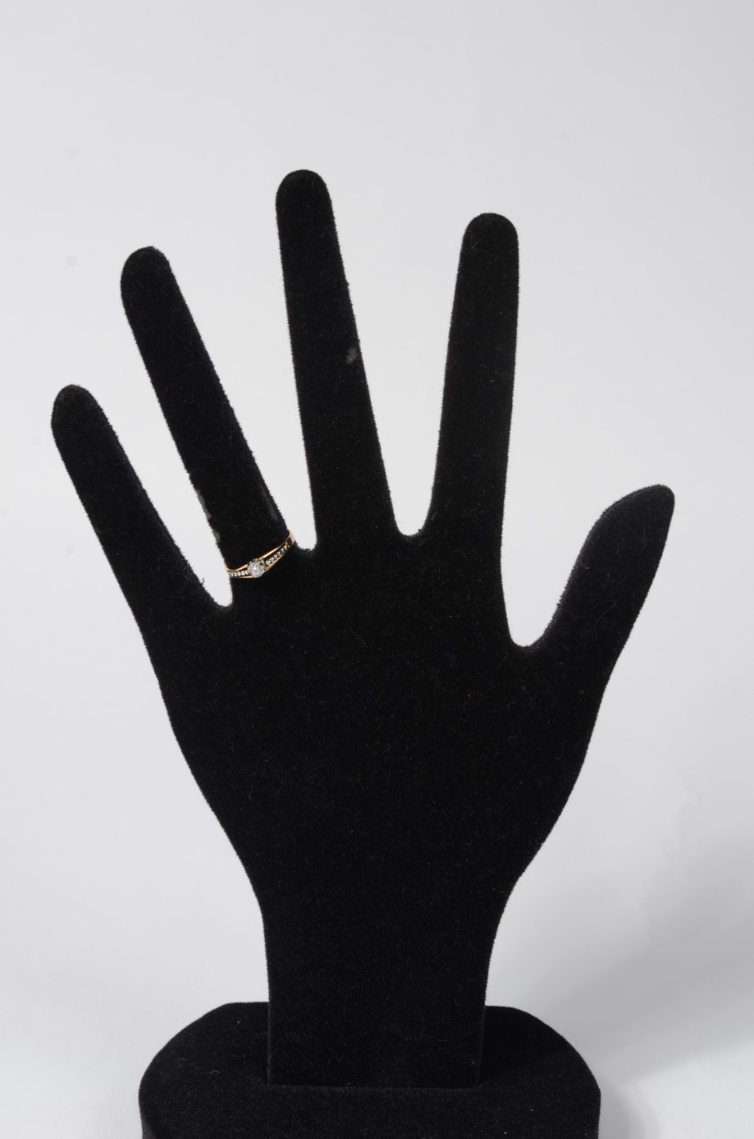 Anel de ouro 18 k., com brilhante de 0,15 ct. Aro 15. (Por motivos de... - foto 5 de 6