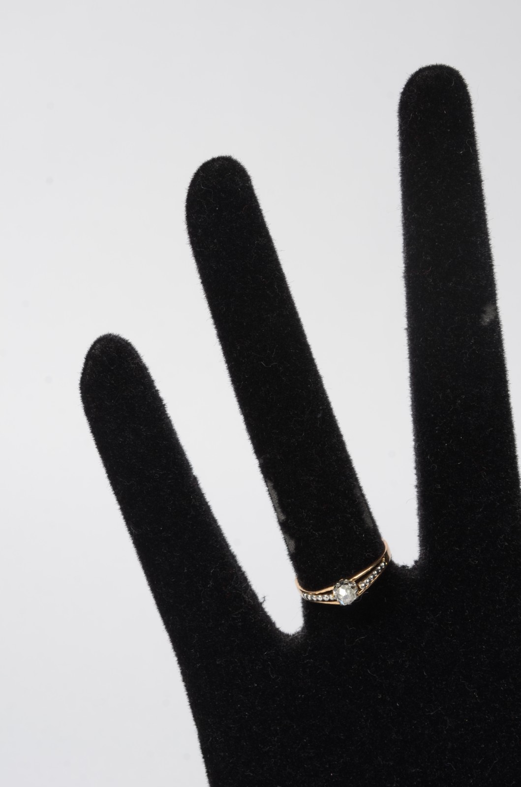 Anel de ouro 18 k., com brilhante de 0,15 ct. Aro 15. (Por motivos de... - foto 6 de 6