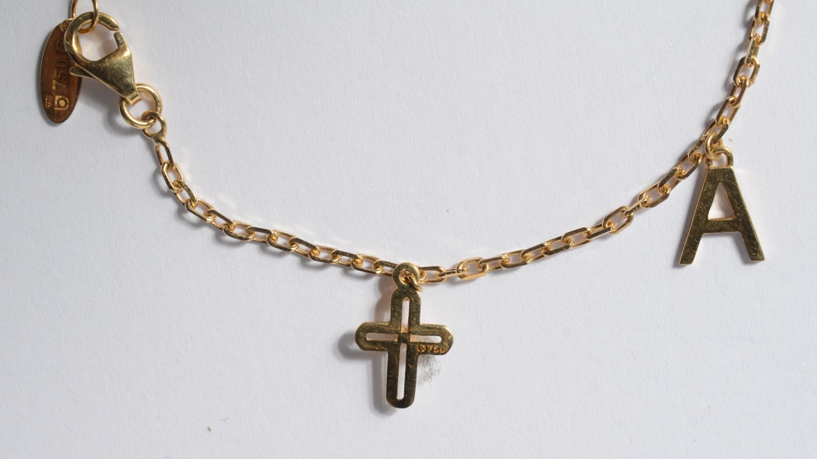 Pulseira de ouro 18 k., contraste 750 mls com penduricalhos. (Por... - foto 2 de 4