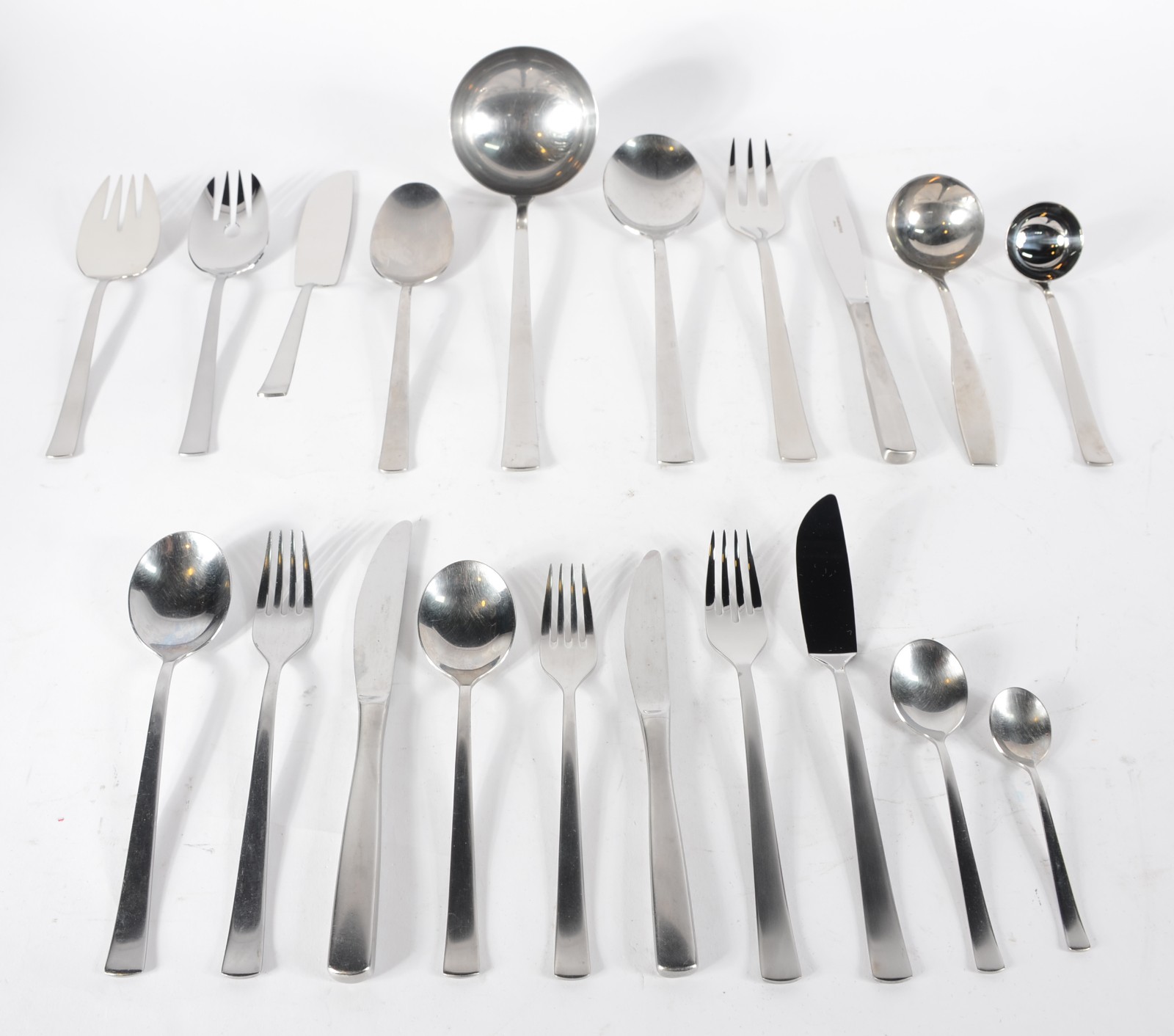Faqueiro de aço inox, composto de: 12 colheres, 12 garfos, 12 facas... - foto 1 de 9