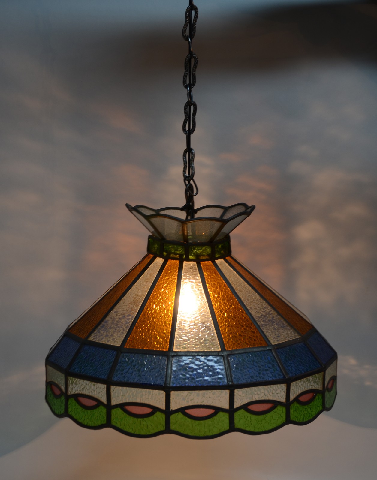 Lustre de metal com placas de vidro coloridas. - foto 4 de 5