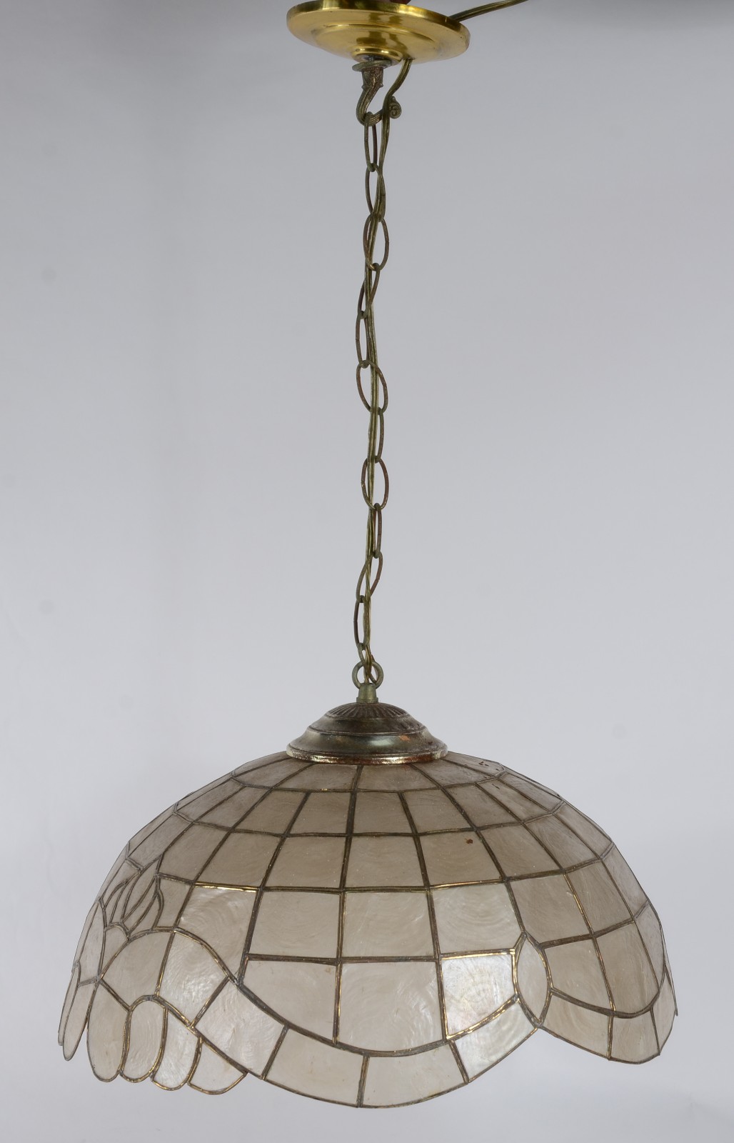 Lustre com placas de vidro brancas peroladas. - foto 1 de 5