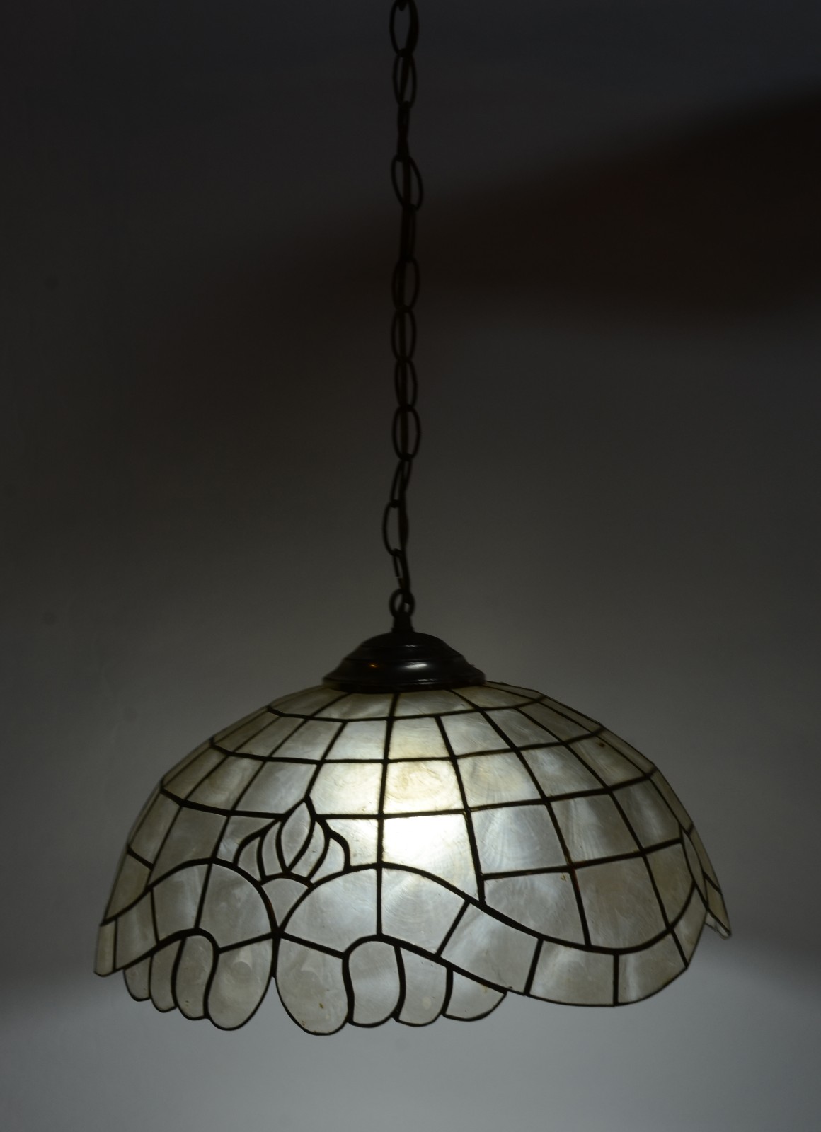 Lustre com placas de vidro brancas peroladas. - foto 2 de 5