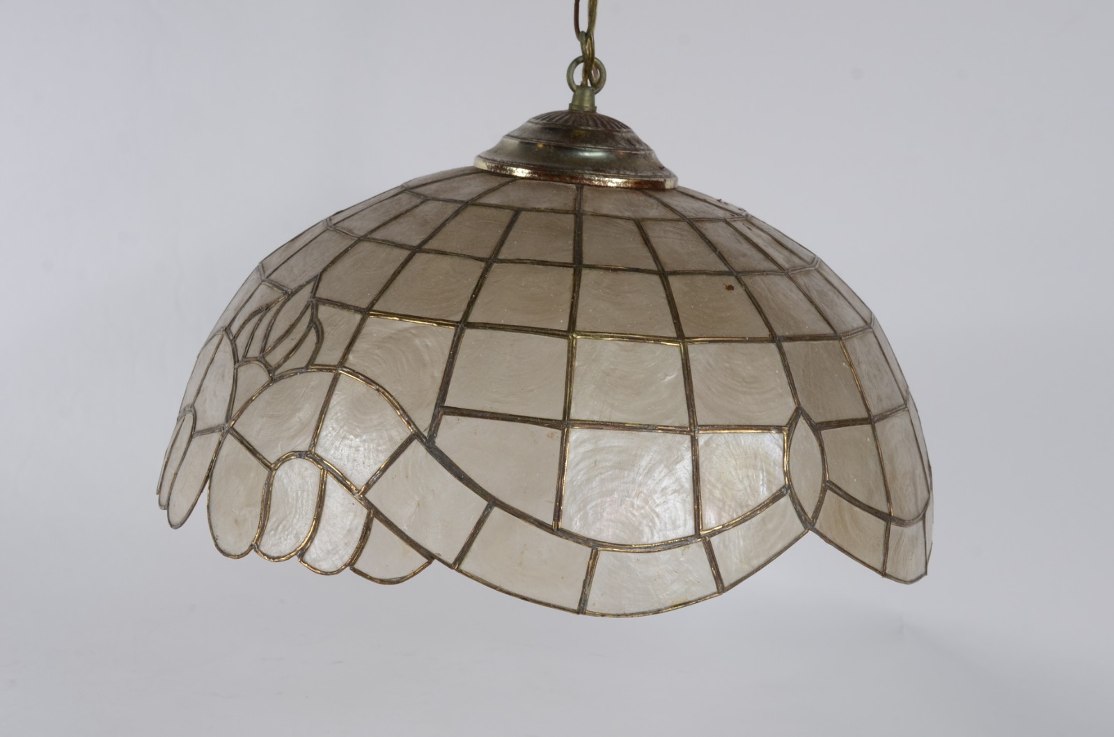 Lustre com placas de vidro brancas peroladas. - foto 3 de 5