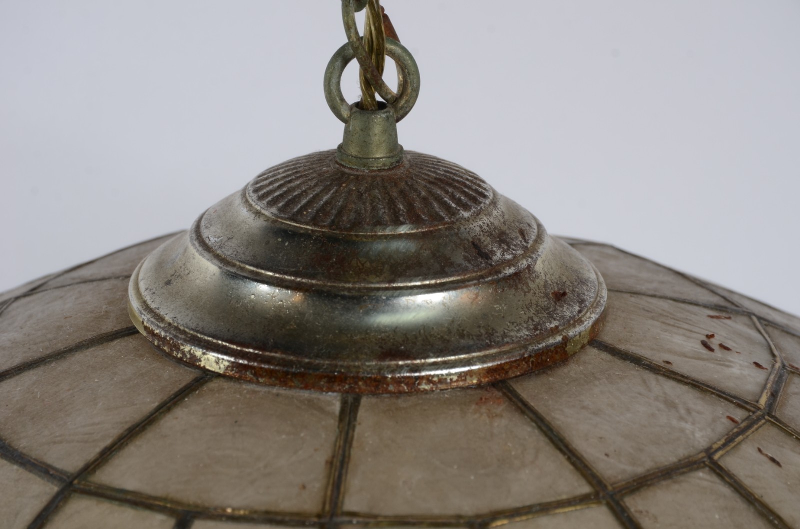 Lustre com placas de vidro brancas peroladas. - foto 4 de 5