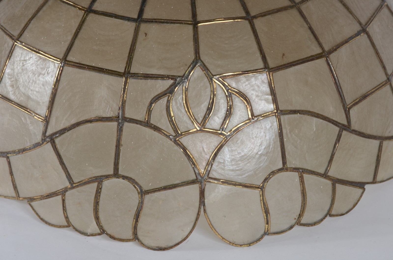 Lustre com placas de vidro brancas peroladas. - foto 5 de 5