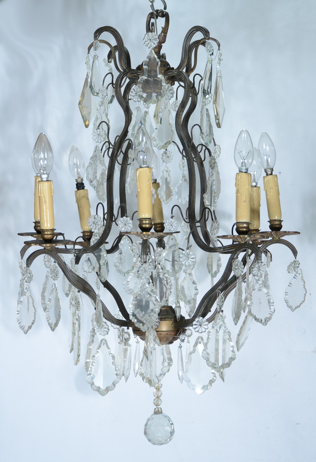 Lustre com estrutura de metal para 8 luzes, placas de cristal... - foto 1 de 7