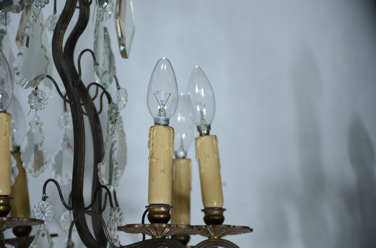 Lustre com estrutura de metal para 8 luzes, placas de cristal... - foto 4 de 7