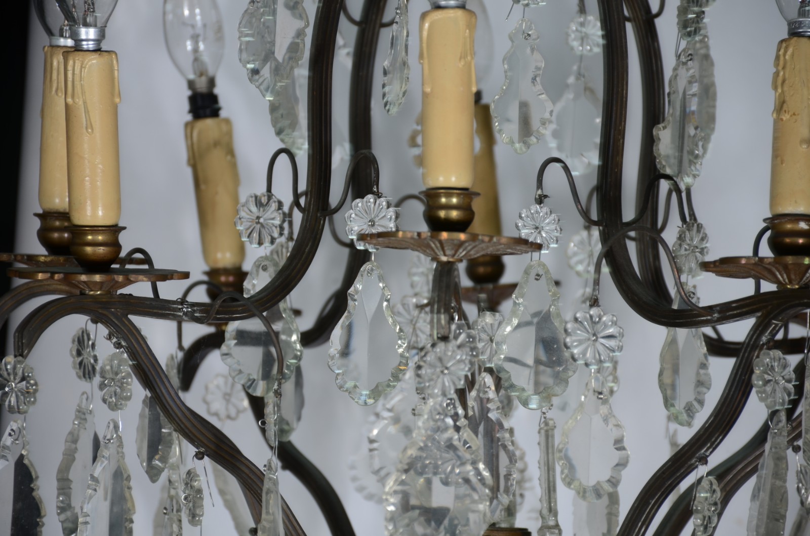 Lustre com estrutura de metal para 8 luzes, placas de cristal... - foto 6 de 7