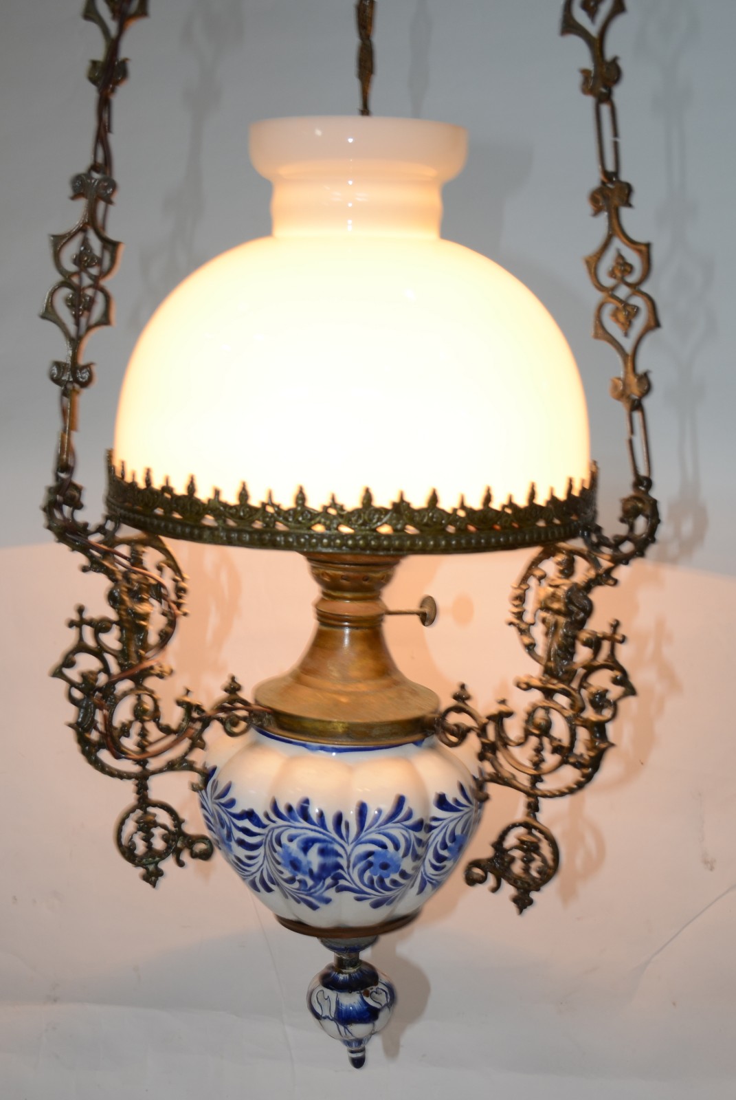 Lustre com bojo de cerâmica pintada, estrutura de metal e cúpula... - foto 3 de 5
