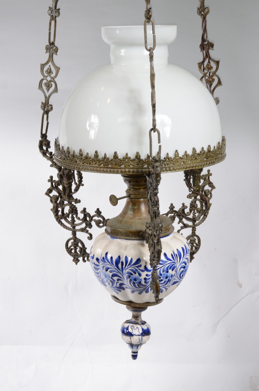 Lustre com bojo de cerâmica pintada, estrutura de metal e cúpula... - foto 1 de 5