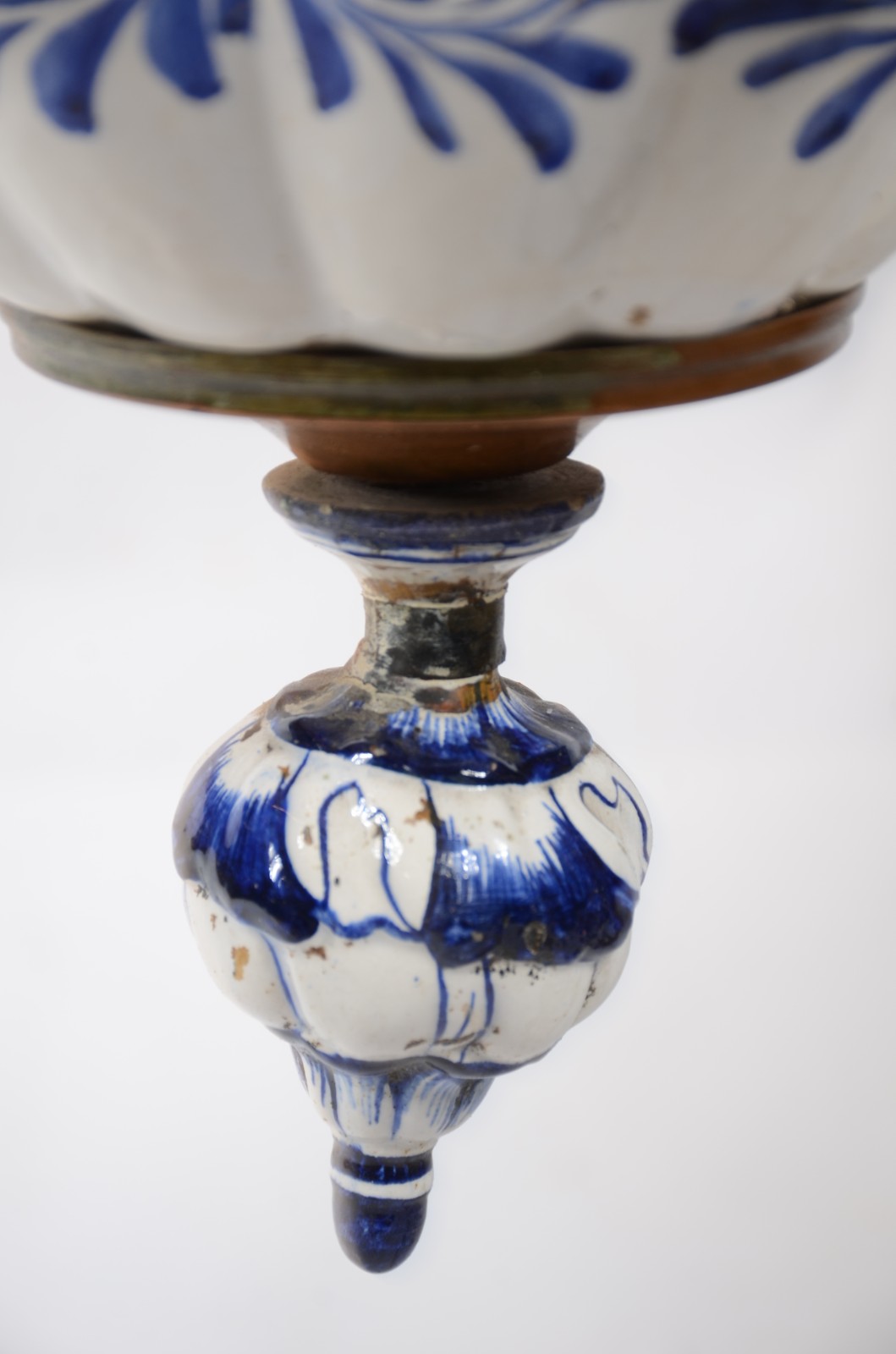 Lustre com bojo de cerâmica pintada, estrutura de metal e cúpula... - foto 4 de 5
