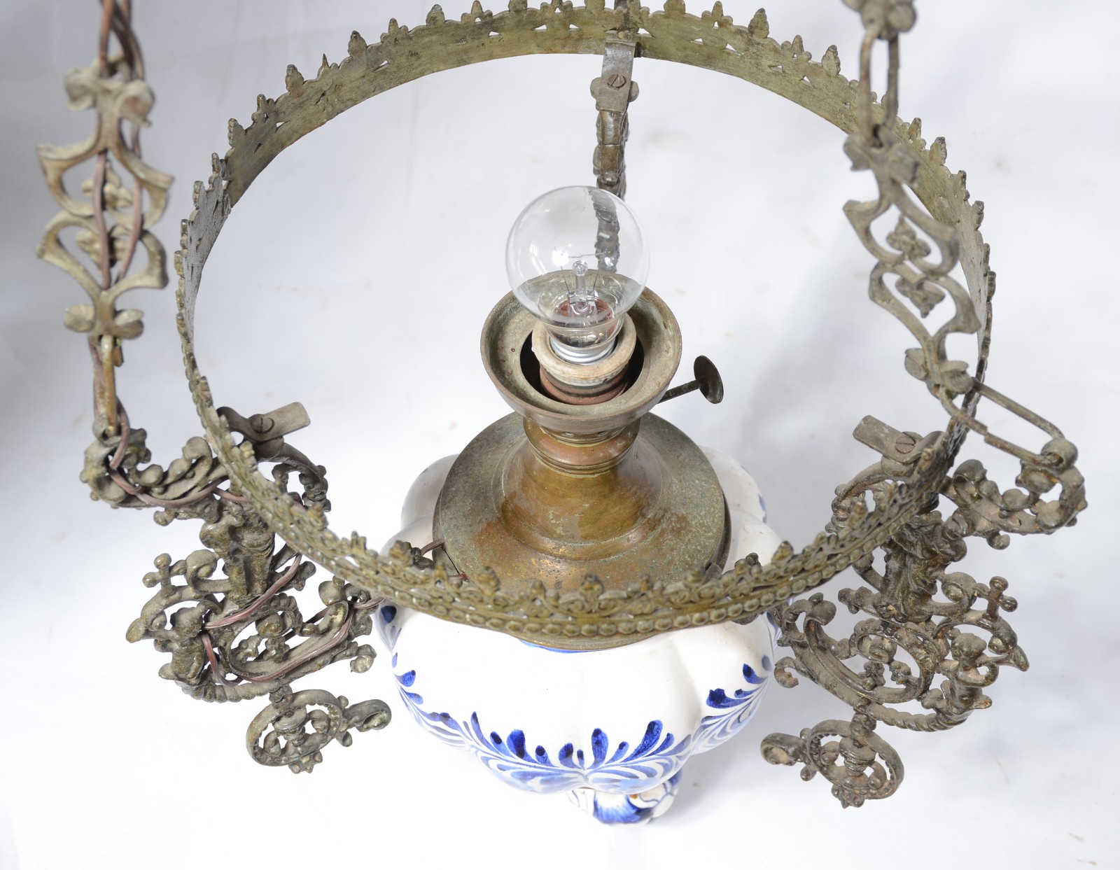 Lustre com bojo de cerâmica pintada, estrutura de metal e cúpula... - foto 5 de 5