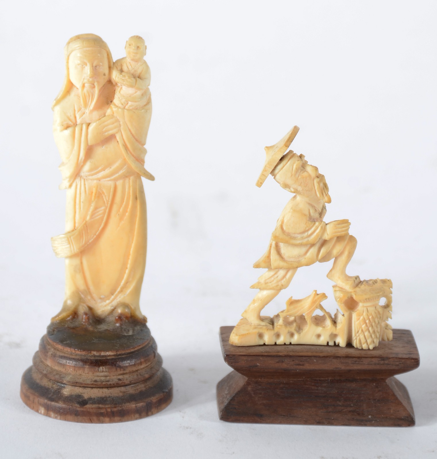 Conjunto com cinco estatuetas diversas de marfim, bases de madeira... - foto 2 de 8
