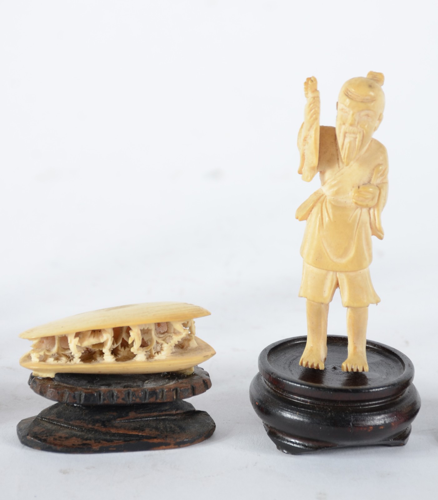 Conjunto com cinco estatuetas diversas de marfim, bases de madeira... - foto 3 de 8