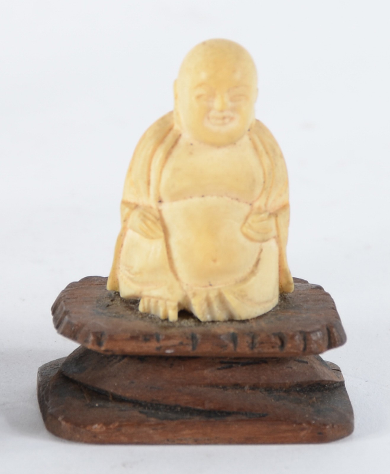 Conjunto com cinco estatuetas diversas de marfim, bases de madeira... - foto 4 de 8