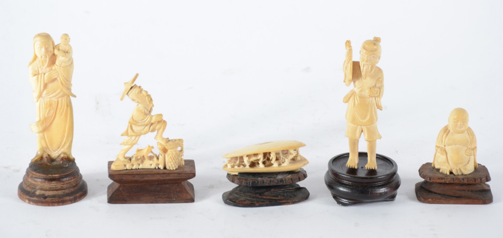 Conjunto com cinco estatuetas diversas de marfim, bases de madeira... - foto 1 de 8