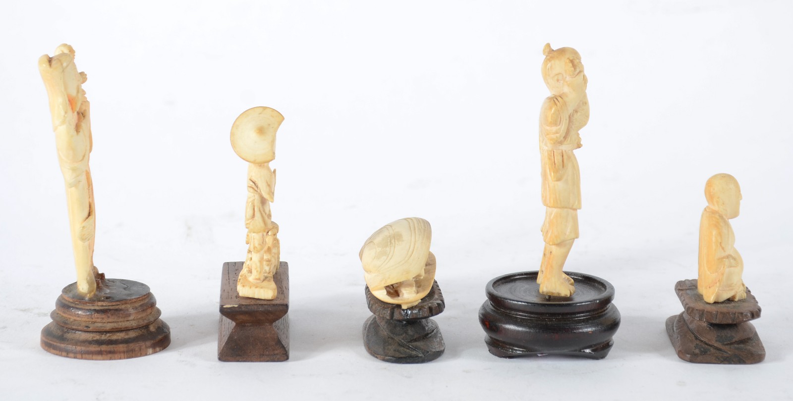 Conjunto com cinco estatuetas diversas de marfim, bases de madeira... - foto 5 de 8