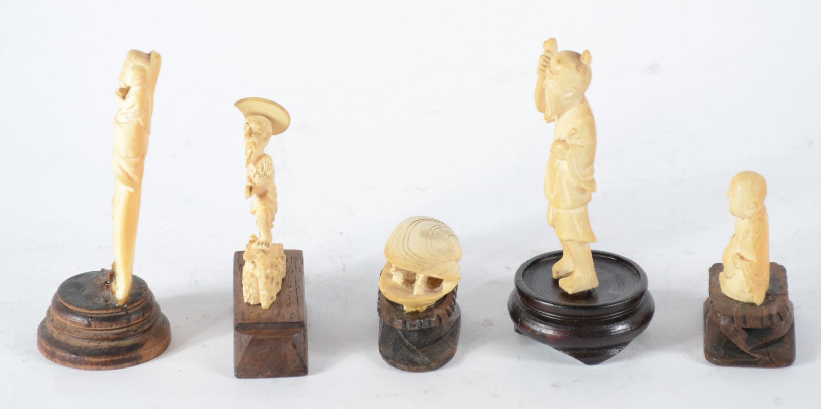 Conjunto com cinco estatuetas diversas de marfim, bases de madeira... - foto 6 de 8