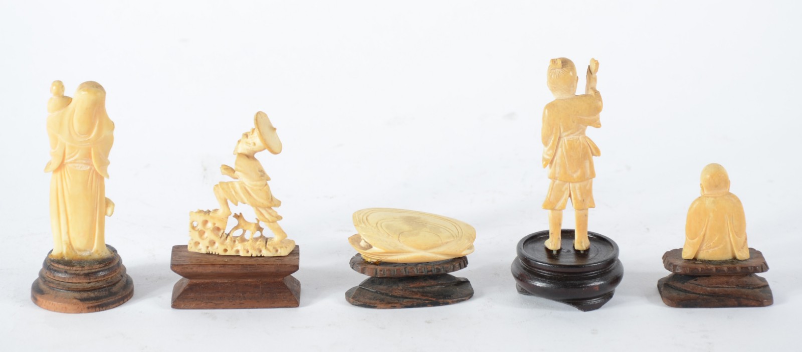 Conjunto com cinco estatuetas diversas de marfim, bases de madeira... - foto 7 de 8