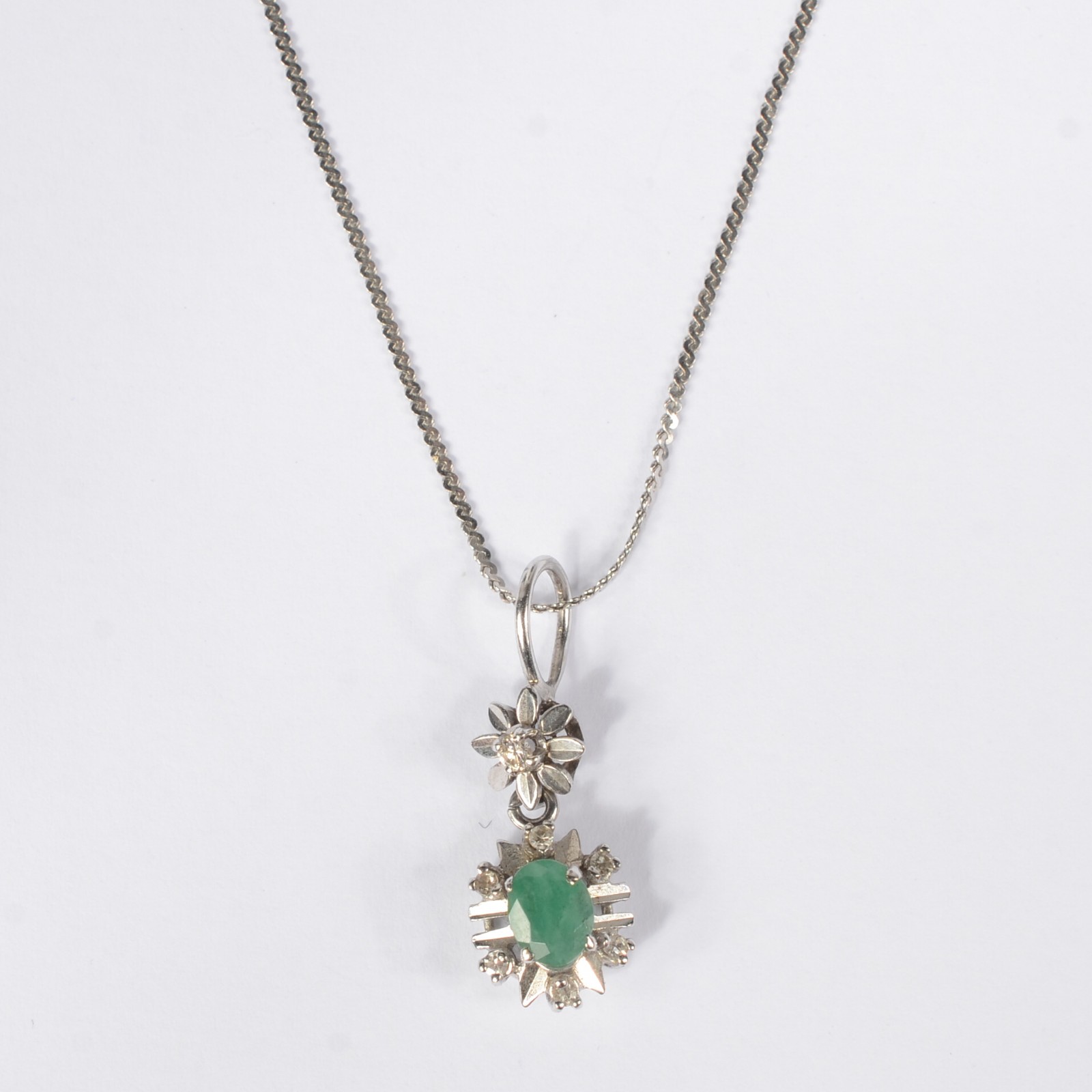 Colar de ouro branco com pendente com pedra esmeralda e brilhantes... - foto 1 de 4