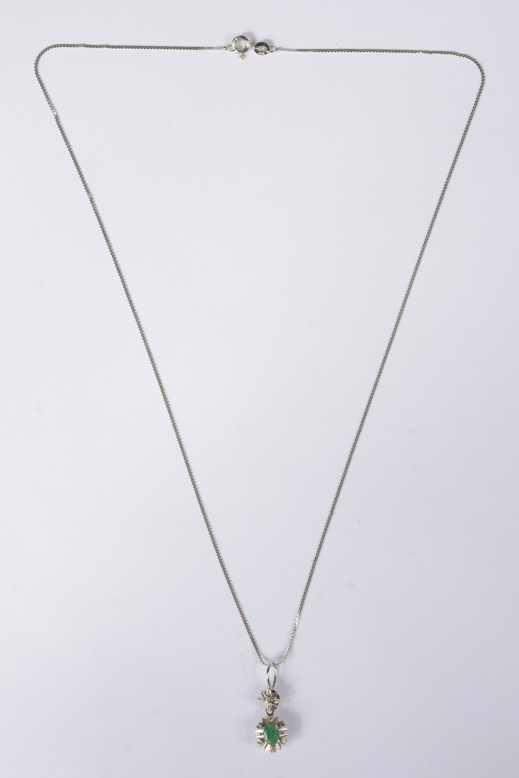 Colar de ouro branco com pendente com pedra esmeralda e brilhantes... - foto 2 de 4