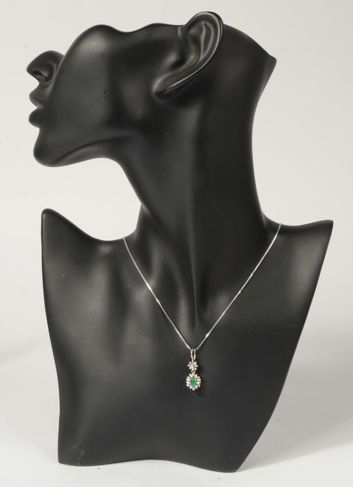 Colar de ouro branco com pendente com pedra esmeralda e brilhantes... - foto 4 de 4
