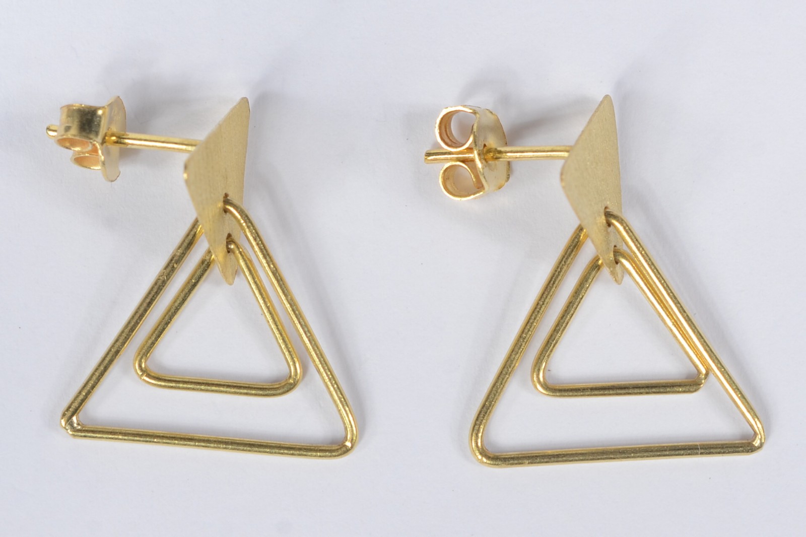 Par de brincos feitio "triangulo" de ouro 18 k. (Por motivos de... - foto 1 de 5