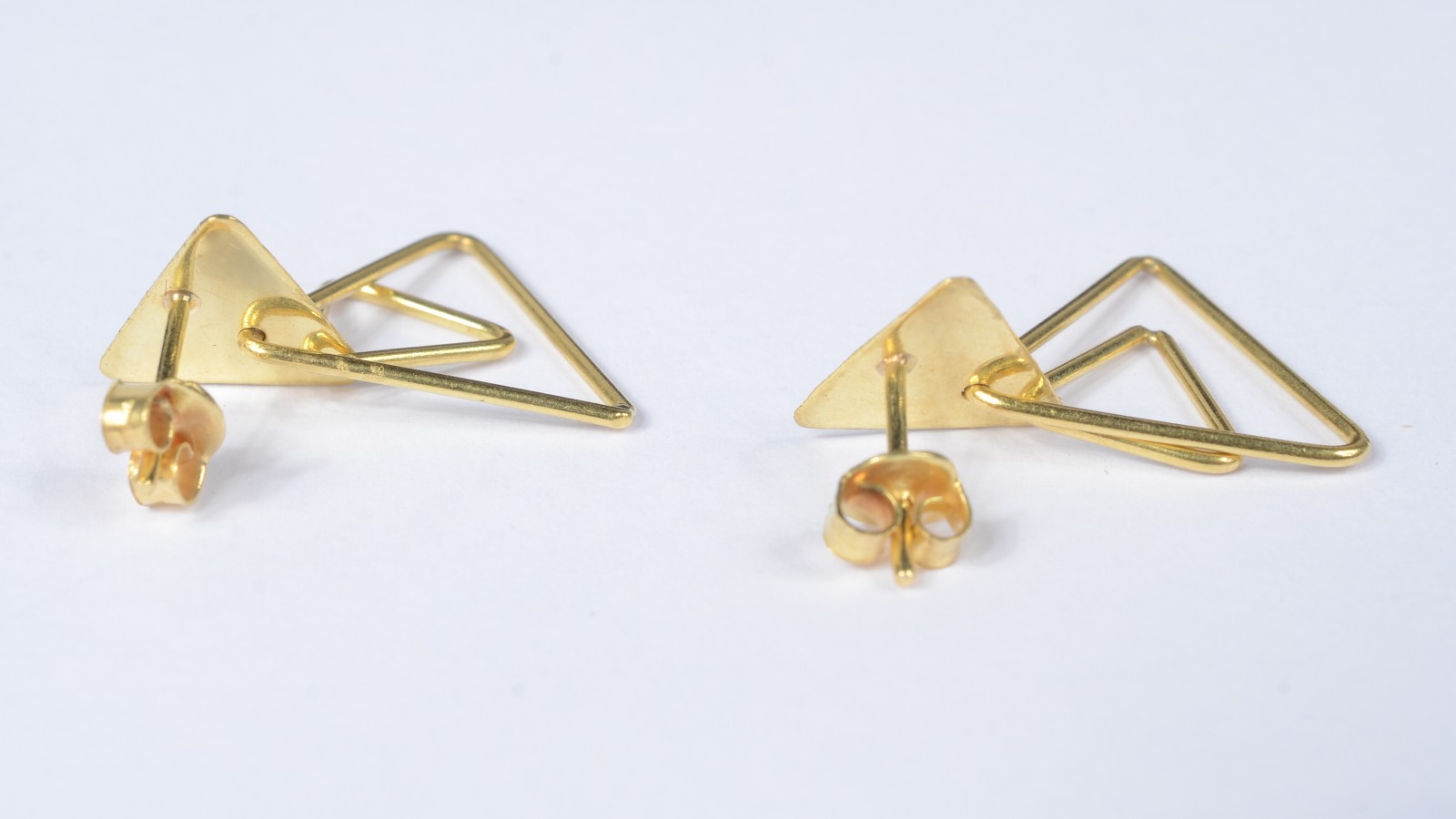 Par de brincos feitio "triangulo" de ouro 18 k. (Por motivos de... - foto 3 de 5
