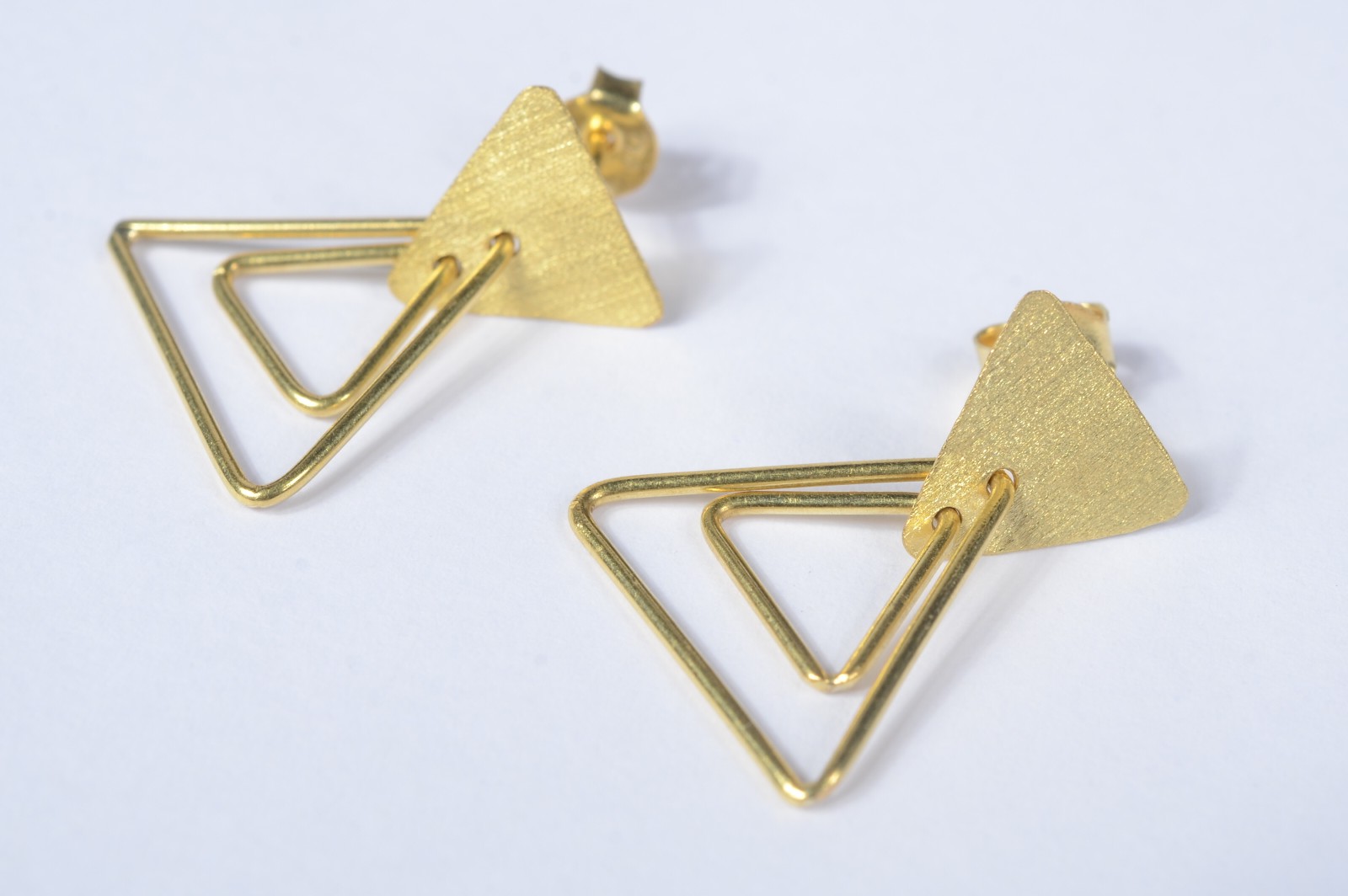 Par de brincos feitio "triangulo" de ouro 18 k. (Por motivos de... - foto 2 de 5
