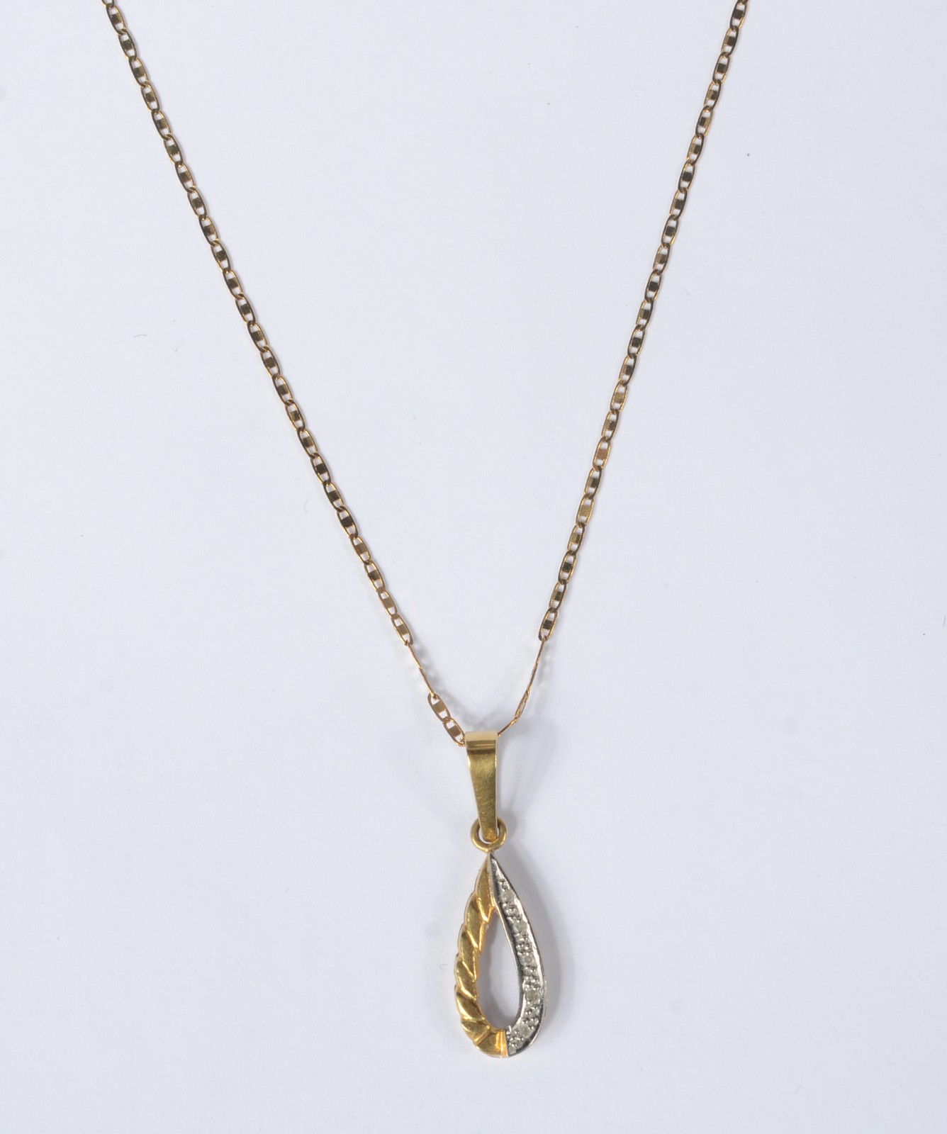 Colar com pendente na forma de gota com brilhante de ouro 18 k. (Por... - foto 1 de 6