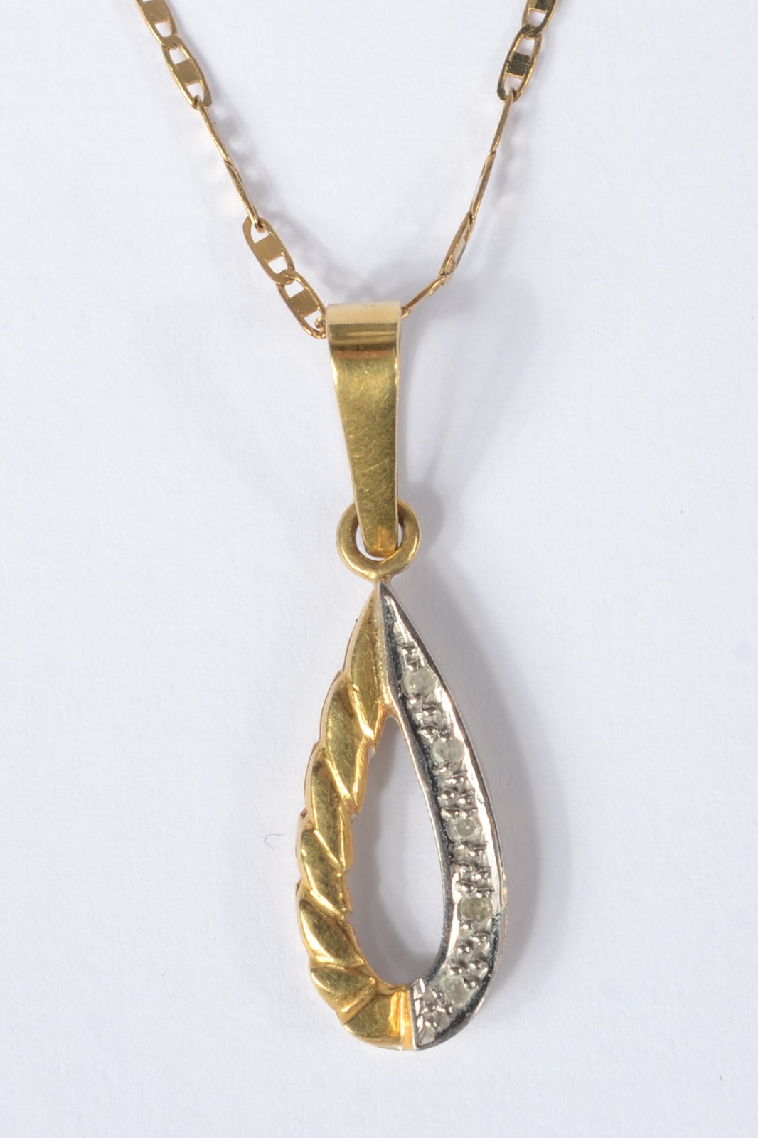 Colar com pendente na forma de gota com brilhante de ouro 18 k. (Por... - foto 3 de 6