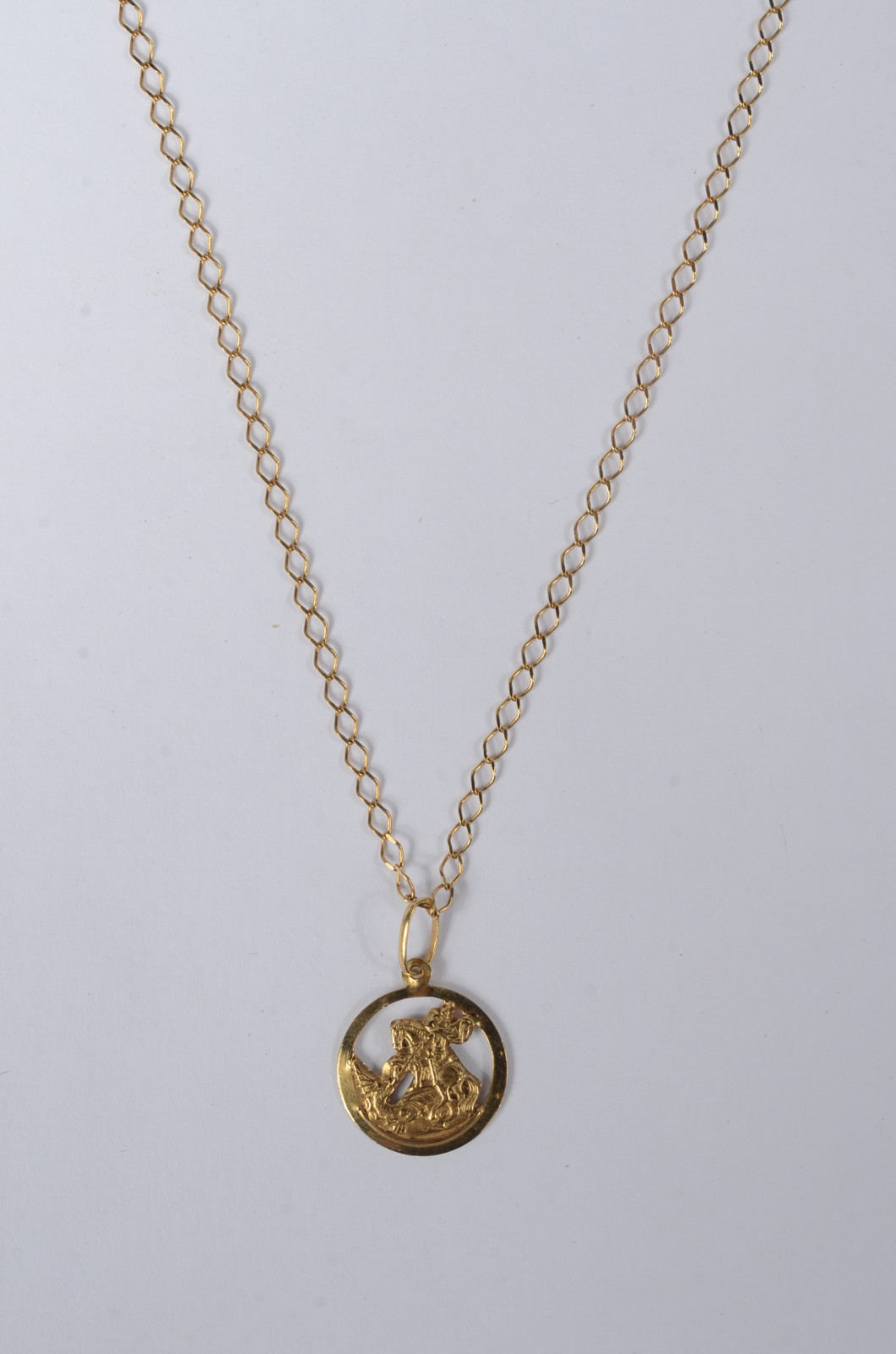 Colar com pendente de São Jorge de ouro 18 k., contraste 750 mls... - foto 1 de 7