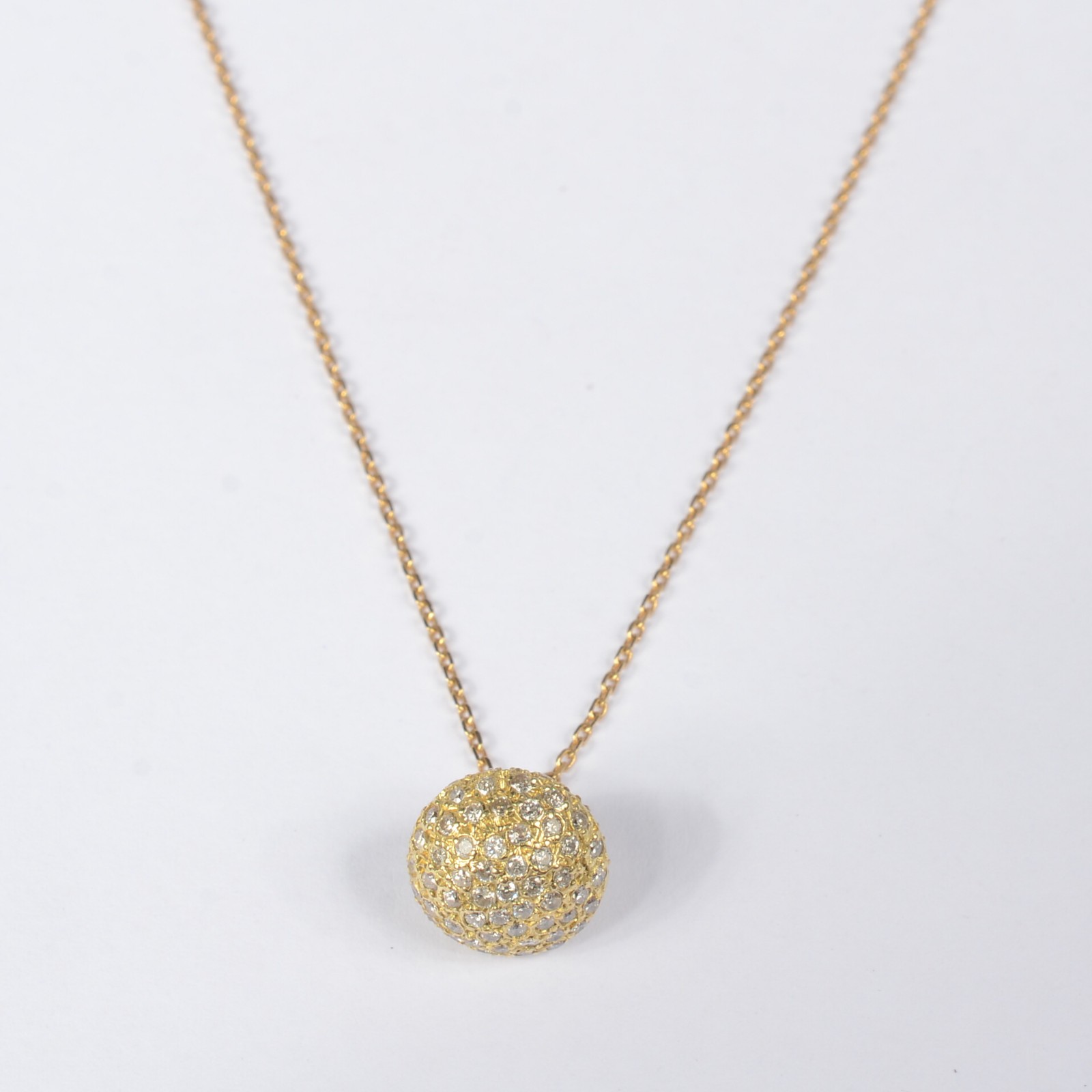 Colar com pendente na forma de "bola" com mini brilhantes de ouro 18... - foto 1 de 4