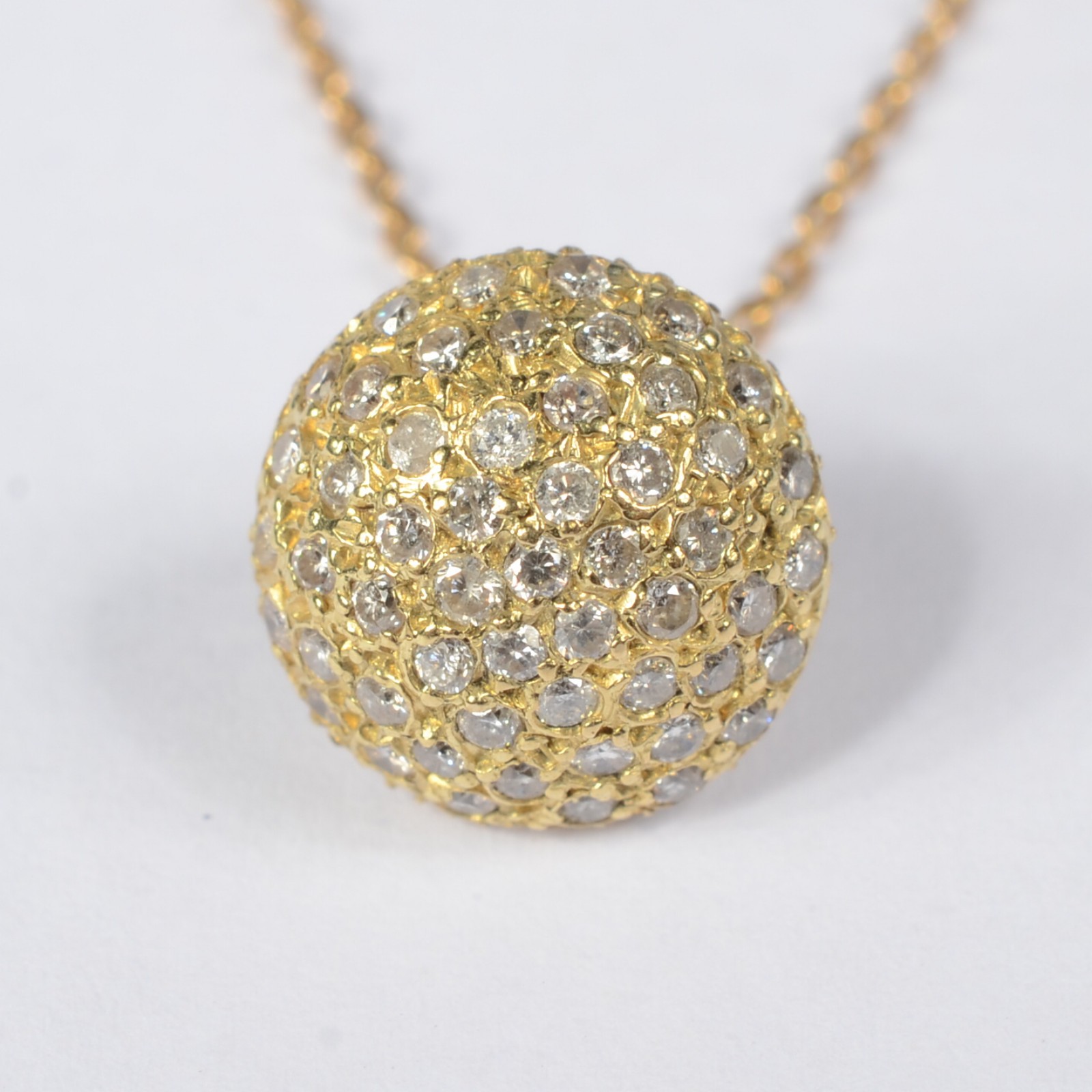 Colar com pendente na forma de "bola" com mini brilhantes de ouro 18... - foto 3 de 4