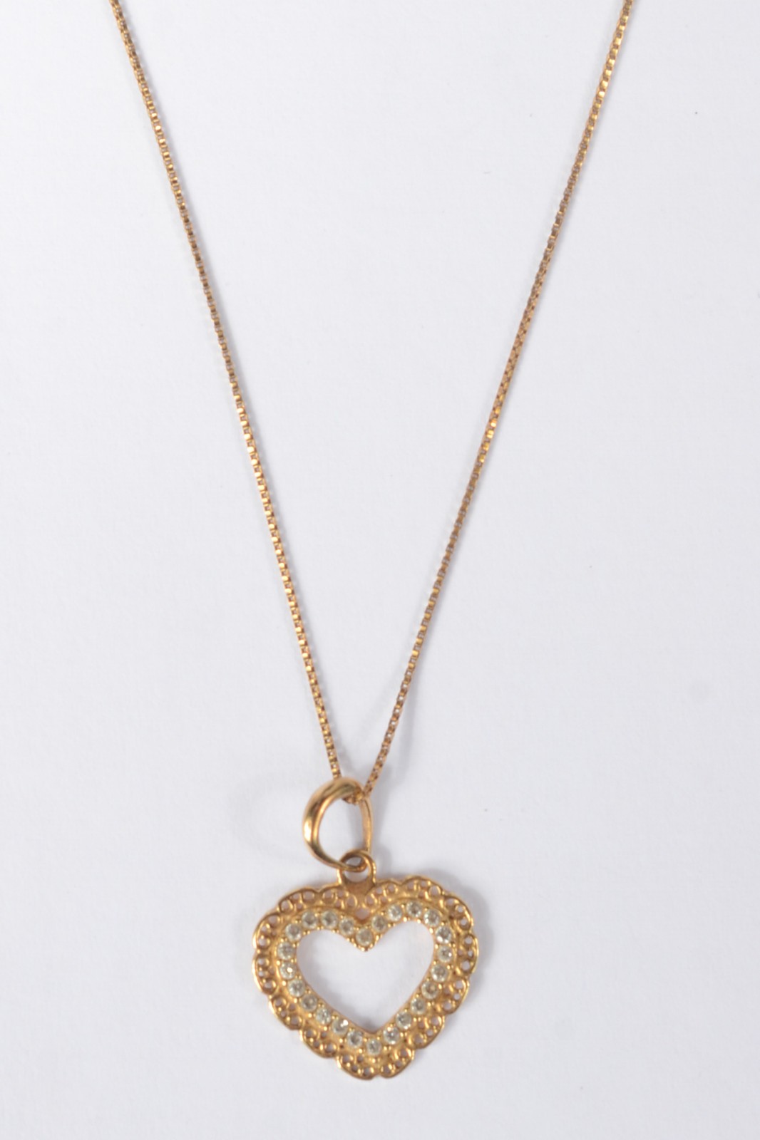 Colar com pendente na forma de coração com safiras de ouro 18 k. (Por... - foto 1 de 6