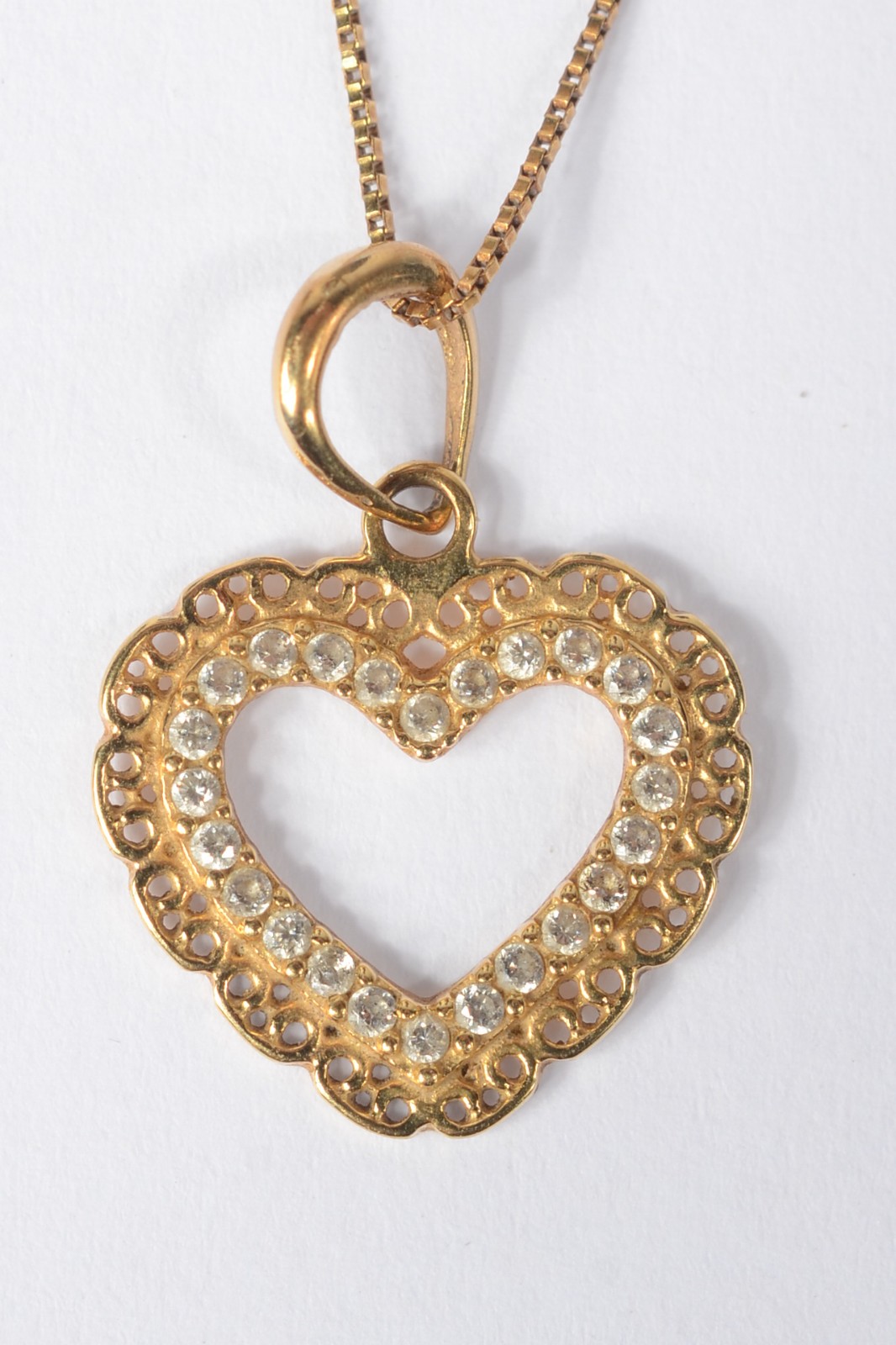 Colar com pendente na forma de coração com safiras de ouro 18 k. (Por... - foto 3 de 6