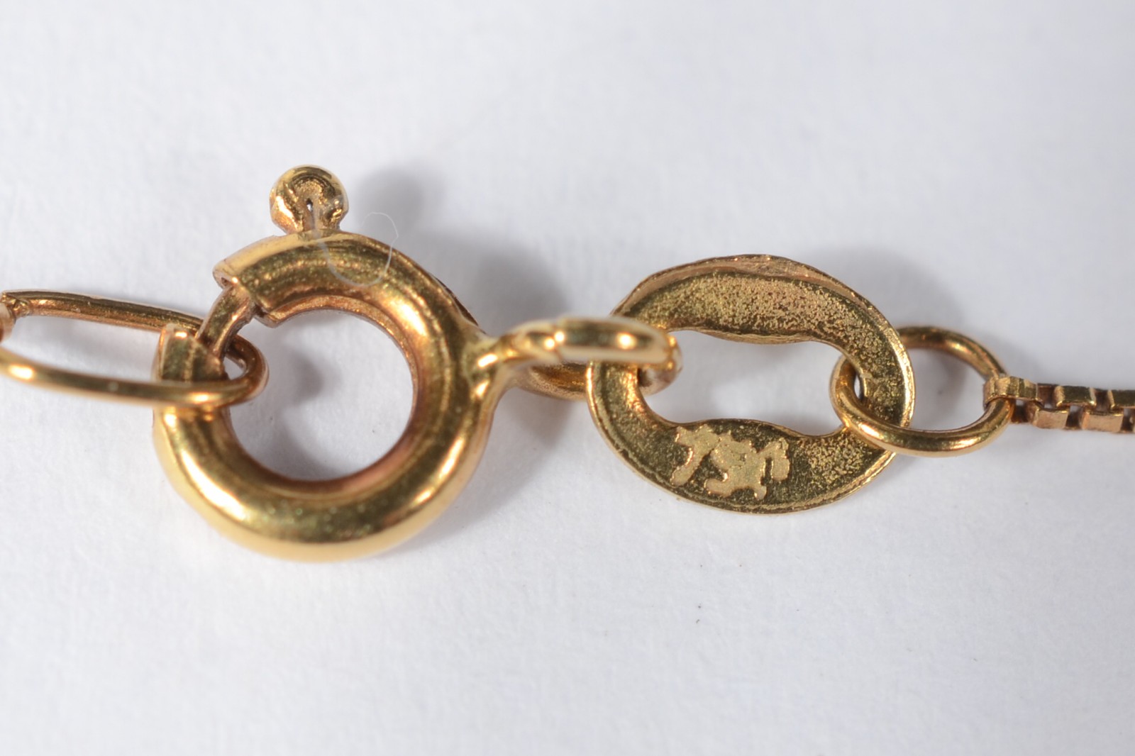 Colar com pendente na forma de coração com safiras de ouro 18 k. (Por... - foto 4 de 6