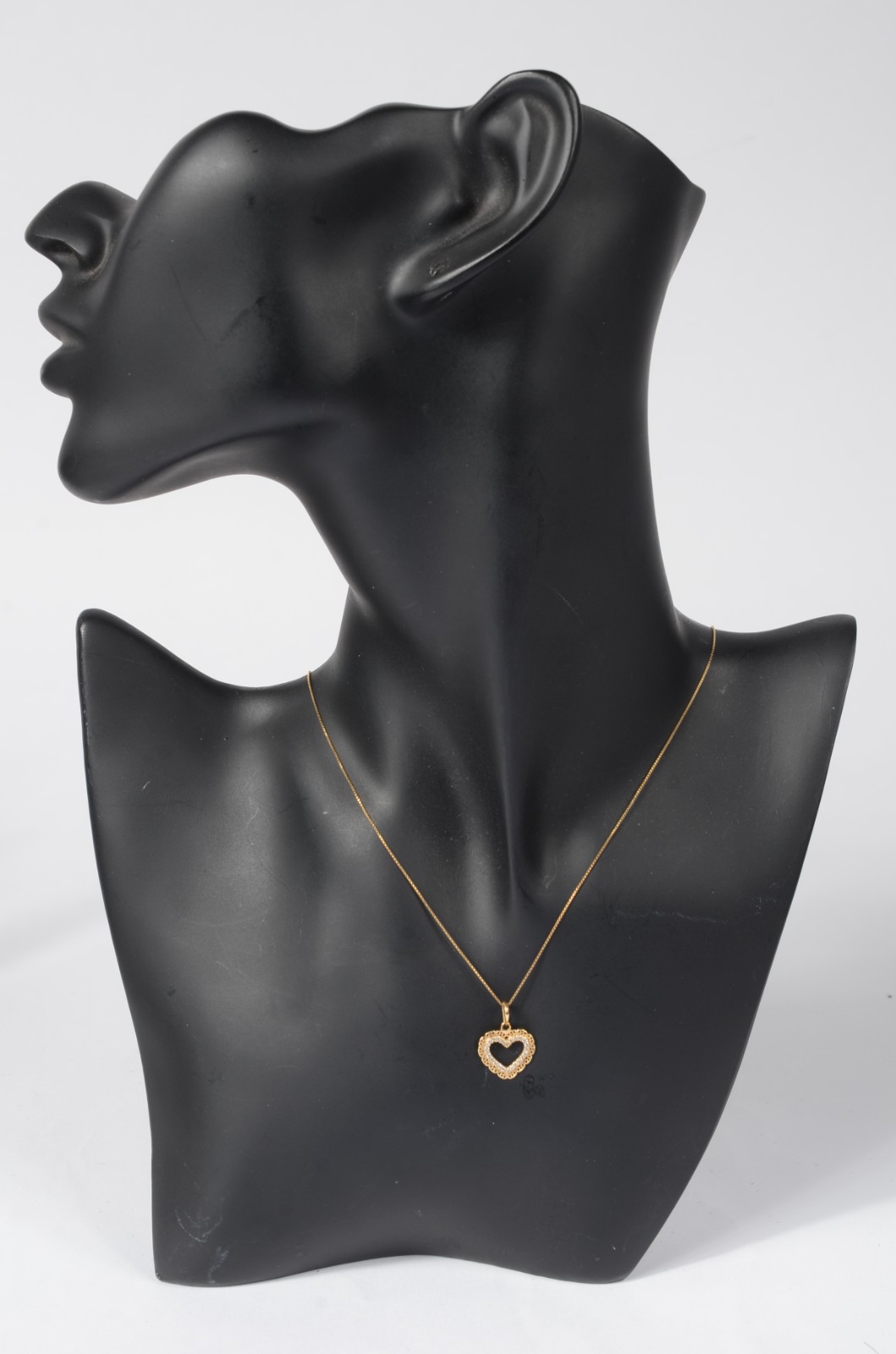 Colar com pendente na forma de coração com safiras de ouro 18 k. (Por... - foto 6 de 6