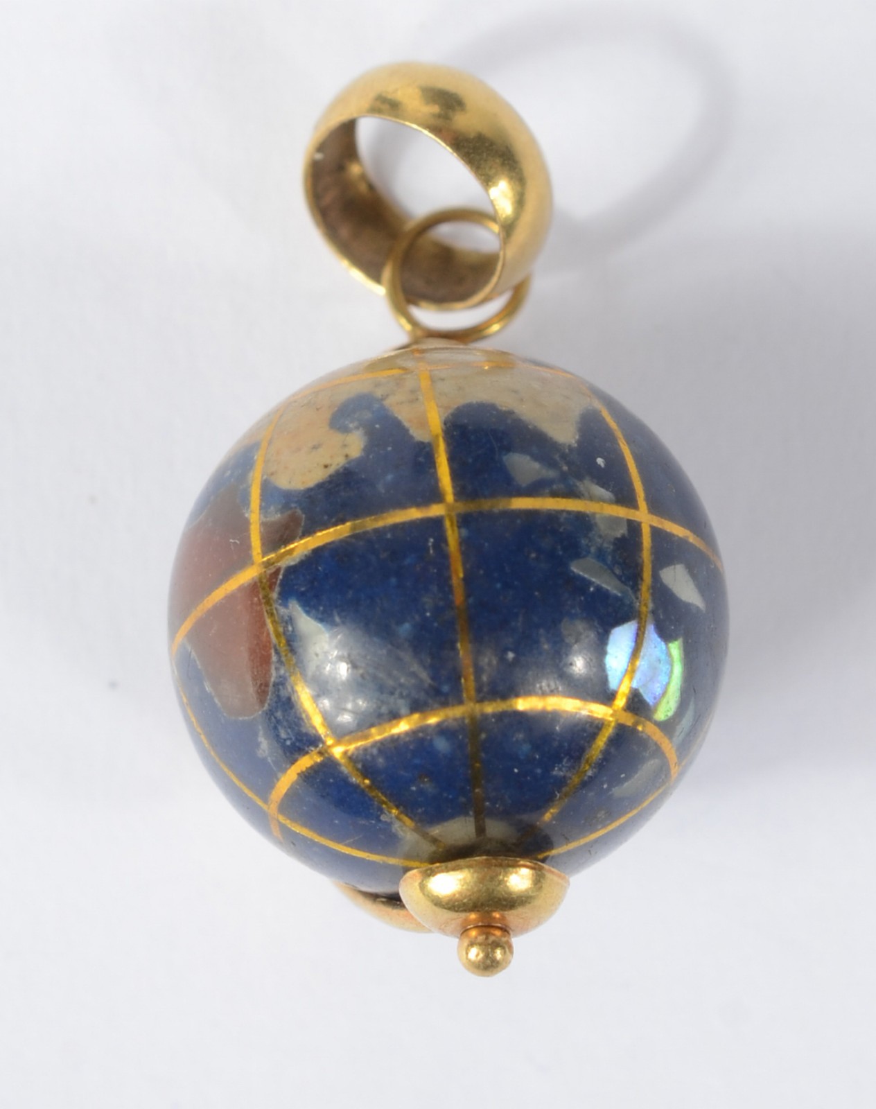 Pendente na forma de "globo" de ouro18 k., e esmalte. (Por motivos de... - foto 2 de 3