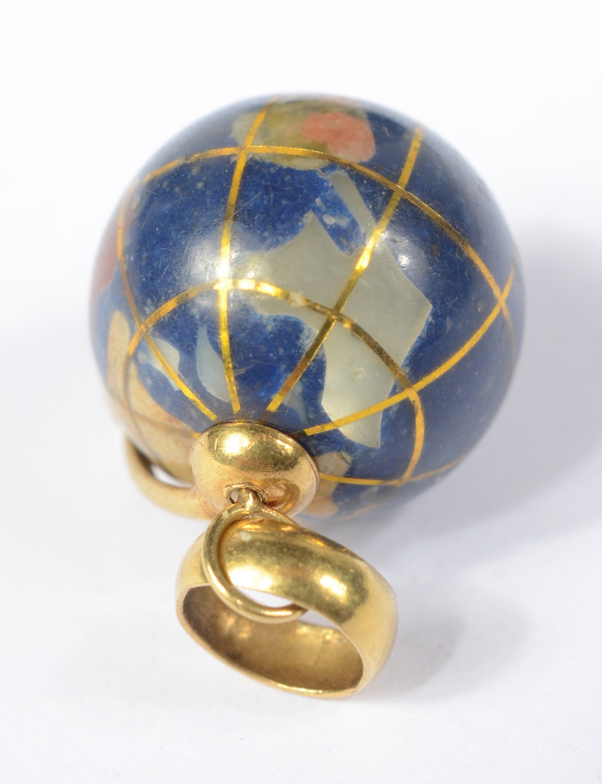Pendente na forma de "globo" de ouro18 k., e esmalte. (Por motivos de... - foto 3 de 3